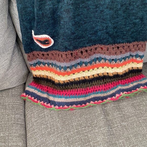 Beautiful Embroidered Sweater. - Picture 10 of 10